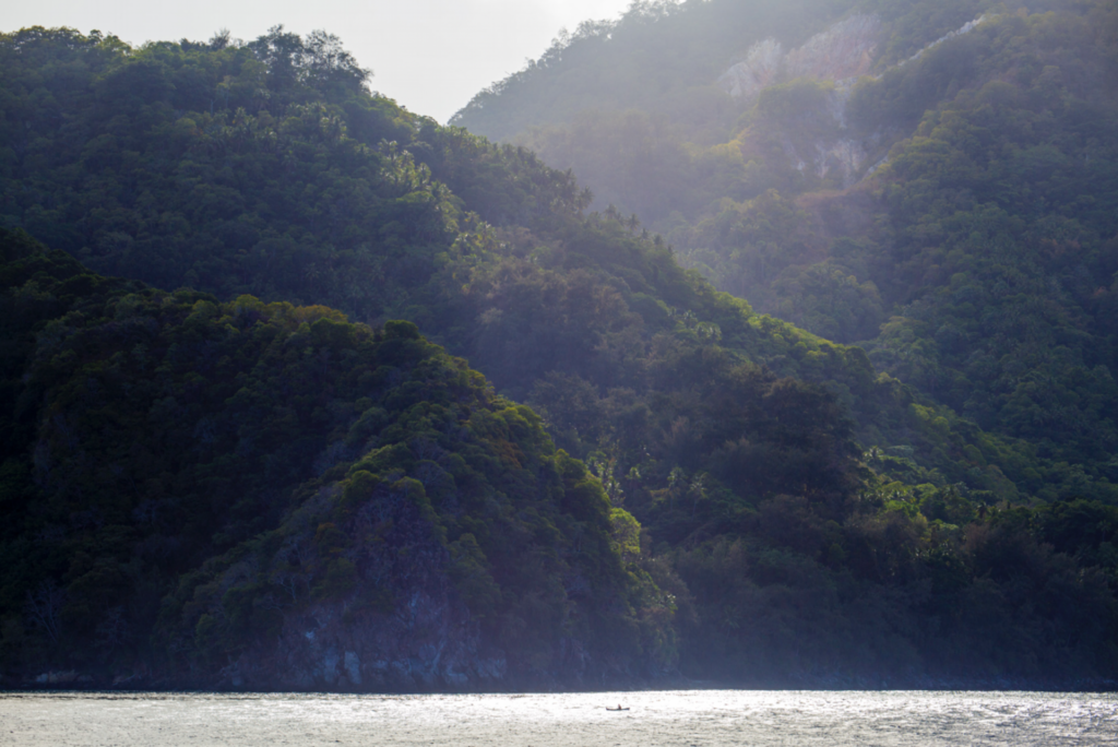 A local fisher has travelled hundreds of miles across open ocean to fish on the edge of a remote volcano. Behind this mountain is an undersea range as tall as the Himalayas. Jump on the Banda Wagon